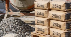 Ile cementu na m3 betonu B25 potrzeba? Proporcje mieszanki na 1m3 betonu