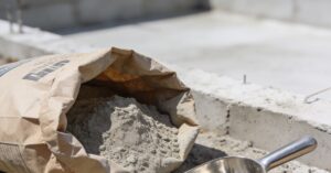 Gotowy beton w workach na fundament: mieszanka B25 czy zaprawa?