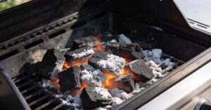 Jak rozpalić grilla krok po kroku: brykiet, rozpałka i idealny żar