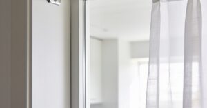 Linka zamiast karnisza: jak powiesić zasłony i ozdobić okno bez karnisza