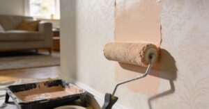 Czy można pomalować tapetę? Poradnik: malowanie tapety krok po kroku